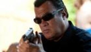 ستيفن سيجال لن يتهم بالاعتداء الجنسي في قضية عارضة الأزياء 