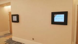 شاشات ذكية تزين مقر ضيوف برنامج خادم الحرمين الشريفين للعمرة