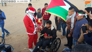 بابا نويل الفلسطيني يوزع الورود على متظاهري العودة بغزة