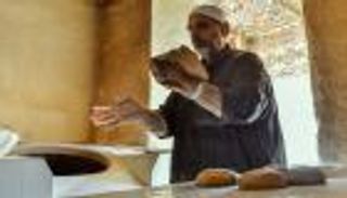 بالصور.. مهنة الخباز جسر عبور بين الماضي والمستقبل في الجنادرية