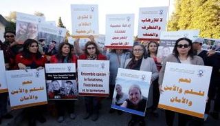 وقفات صامتة للعشرات بالمغرب لتأبين سائحتين قتلتا في جبال أطلس