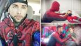 أمريكي يستقيل من وظيفته ويتنكر في زي سبايدر مان لإسعاد الأطفال المرضى