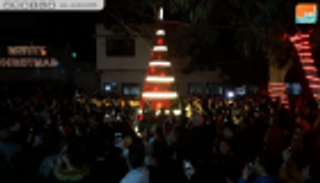 فلسطينيون يضيئون شجرة الميلاد بغزة وينددون بمنع سفر المسيحيين لبيت لحم