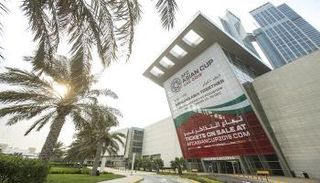 أحد المباني يكتسي بشعار كأس آسيا