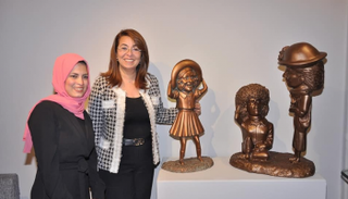 الفنانة مع وزيرة التضامن في المعرض