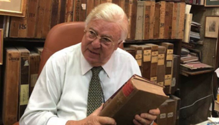 الفنان الراحل حسن كامي في مكتبته