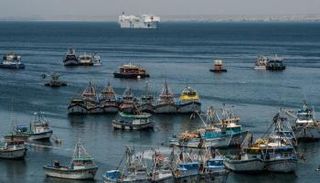 إغلاق 33 مرفأ في بيرو بسبب أمواج غير عادية