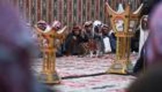 زوار الجنادرية يستذكرون قصص الآباء والأجداد في "مجلس بيت الشعر"
