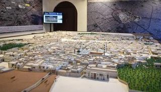 زوار بيت المدينة المنورة بـ"الجنادرية" يخوضون رحلة إلى زمن النبوة