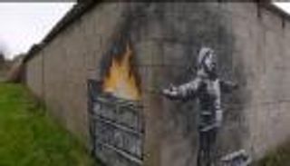 بانكسي فنان الشارع الغامض يثير الجدل برسم جديد في ويلز البريطانية