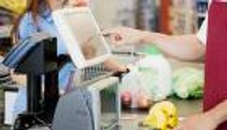 متجر إيطالي يعين أرملة عامل في وظيفته لسيرته الطيبة