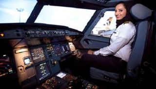عائشة المنصوري تقود طائرة إيرباص A380- صورة أرشيفية