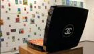 فنانة كندية تستخدم لازانيا وعلبة شانيل للربط بين الخبز والاكسسوارات