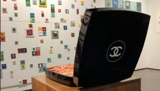 فنانة كندية تملأ علبة بودرة شانيل بـ"اللازانيا"