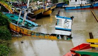 ضحايا تسونامي إندونيسيا يتزايدون مع مواصلة البحث عن المفقودين