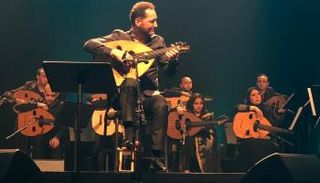 نصير شمة خلال إحيائه حفلات بالسعودية