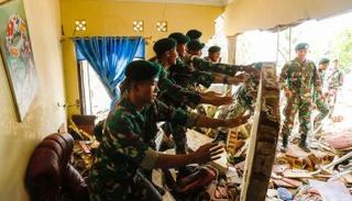 رجال الإنقاذ يواصلون البحث عن ناجين