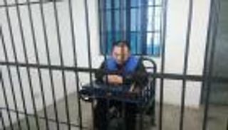 رجل ينتحل شخصية ضابط شرطة 12 عاما