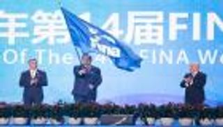 أبوظبي تتسلم علم بطولة العالم للسباحة 2020