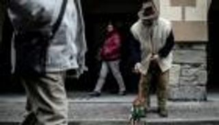 إيطالي يزور دور المسنين وينظم عروضا للألعاب القديمة لترفيه النزلاء