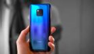 هواوي تحقق مبيعات قياسية في الهواتف الذكية رغم أزماتها مع أمريكا وكندا