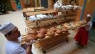 خبازون لبنانيون من أصحاب الهمم يتقنون صناعة فطائر الكريسماس 