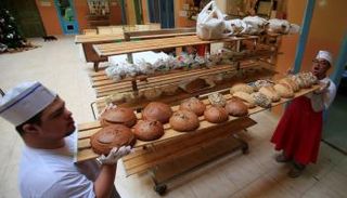 خبازون لبنانيون من أصحاب الهمم يتقنون فطائر الكريسماس