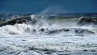 "أرصاد الإمارات" يناشد مرتادي بحر عمان بأخذ الحيطة والحذر