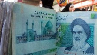 الريال الإيراني يدفع ثمن تخبط سياسات حكومة روحاني 