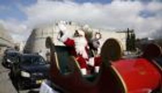 سانتا كلوز يوزع الهدايا تحت حراسة الجيش الأمريكي