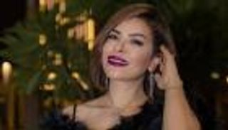 بالصور.. ممثلة مصرية تطلق خط مجوهرات يمزج بين الذهب والأحجار الكريمة