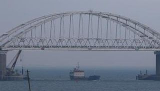 مضيق كيرتش بين البحر الأسود وبحر آزوف على الحدود الروسية الأوكرانية