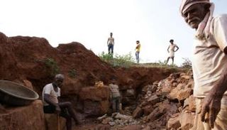 عمال منجم في ولاية ماديا براديش الهندية