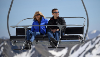 ماكرون وزوجته برجيت العام الماضي