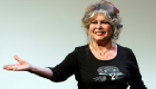 بريجيت باردو تناشد الرئيس الفرنسي اتخاذ إجراءات لحماية الحيوانات