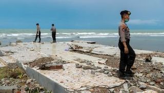 الأمطار تعرقل عمليات إسعاف الناجين من تسونامي إندونيسيا