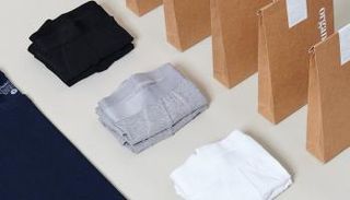 الملابس مصنعة من مواد معاد تدويرها