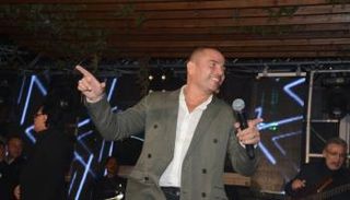 عمرو دياب خلال حفل الكريماس بالقاهرة