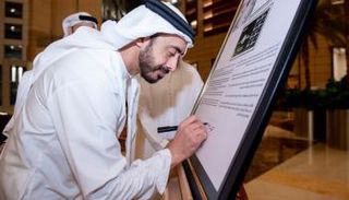 الشيخ عبدالله بن زايد يتسلم الإصدار التذكاري لـ"عام زايد"