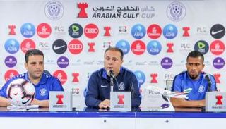 المدرب خلال المؤتمر الصحفي