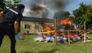 بالصور.. الشرطة الإندونيسية تحرق 800 كيلوجرام ماريجوانا