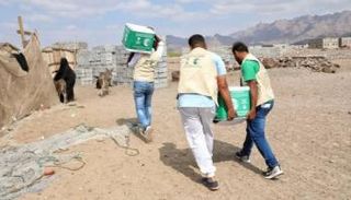 مركز الملك سلمان للإغاثة يوزع مساعدات غذائية بمحافظة لحج اليمنية