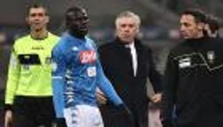 أنشيلوتي يهدد بالانسحاب في حال تكرار العنصرية ضد كوليبالي