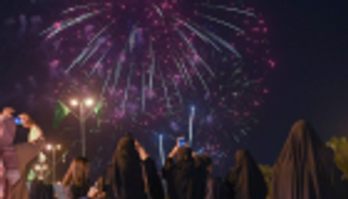 بالصور.. الألعاب النارية تزين سماء الجنادرية