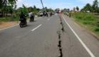 زلزال شدته 5.8 درجة يهز شرق إندونيسيا