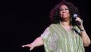 سيلين ديون وجون ليجند يغنيان في حفل تأبين أريثا فرانكلين