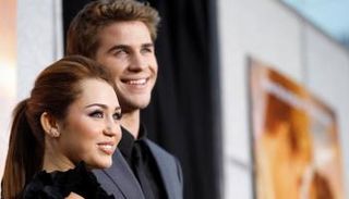 مغنية البوب الأمريكية مايلي سايرس والممثل الأسترالي ليام هيمسورث