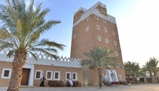 البيوت الطينية والعروض التراثية تجذب زوار قرية نجران بالجنادرية
