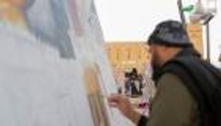 بالصور.. فنانو القصيم يدشنون مبادرة لرسم أطول جدارية في الجنادرية