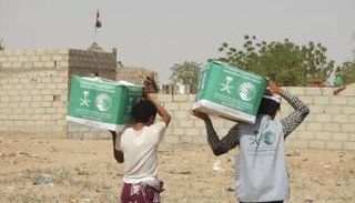 مركز الملك سلمان للإغاثة يوزع مساعدات غذائية في حجة اليمنية